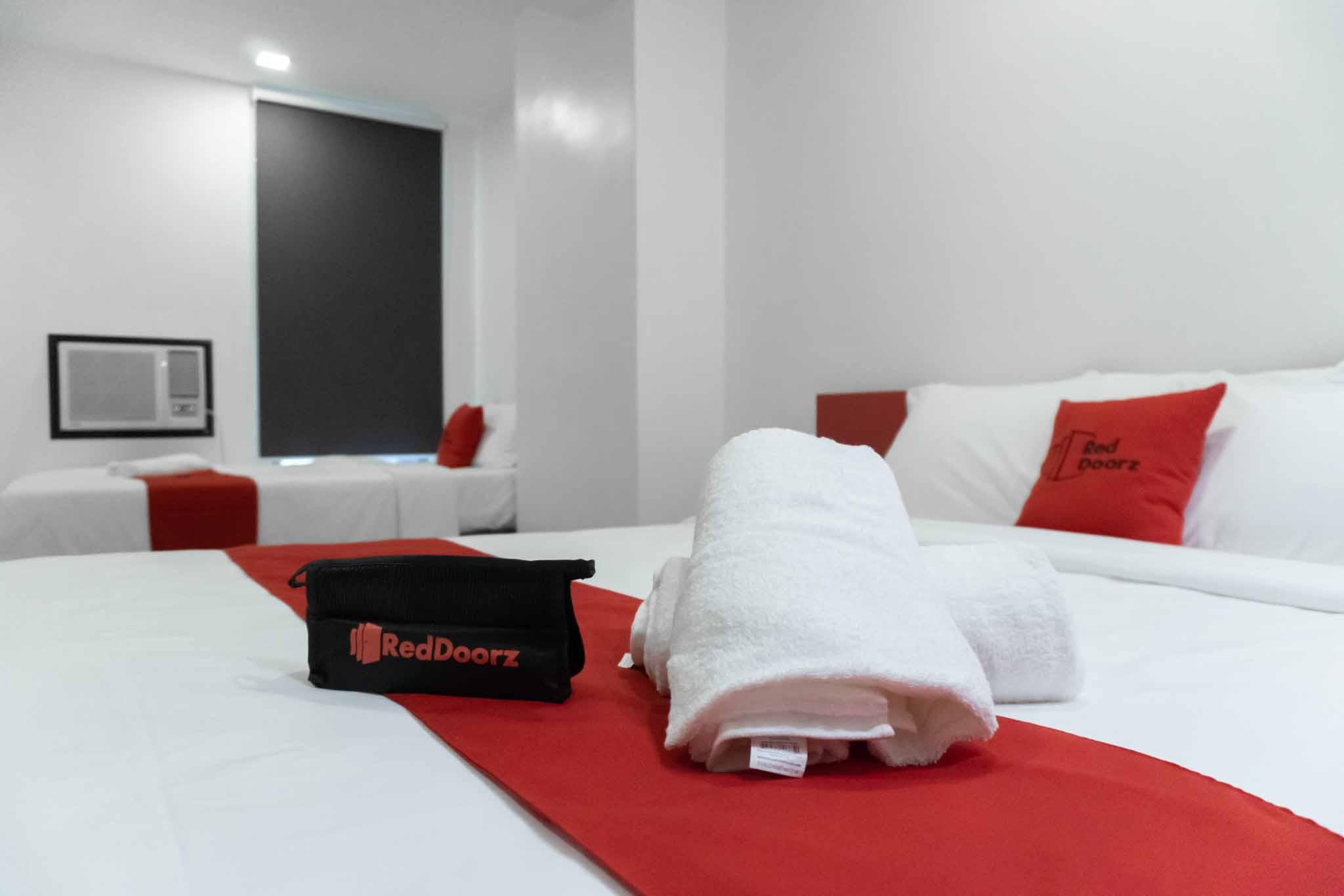 RedDoorz Plus near Bamboo Organ Las Piñas Exterior foto