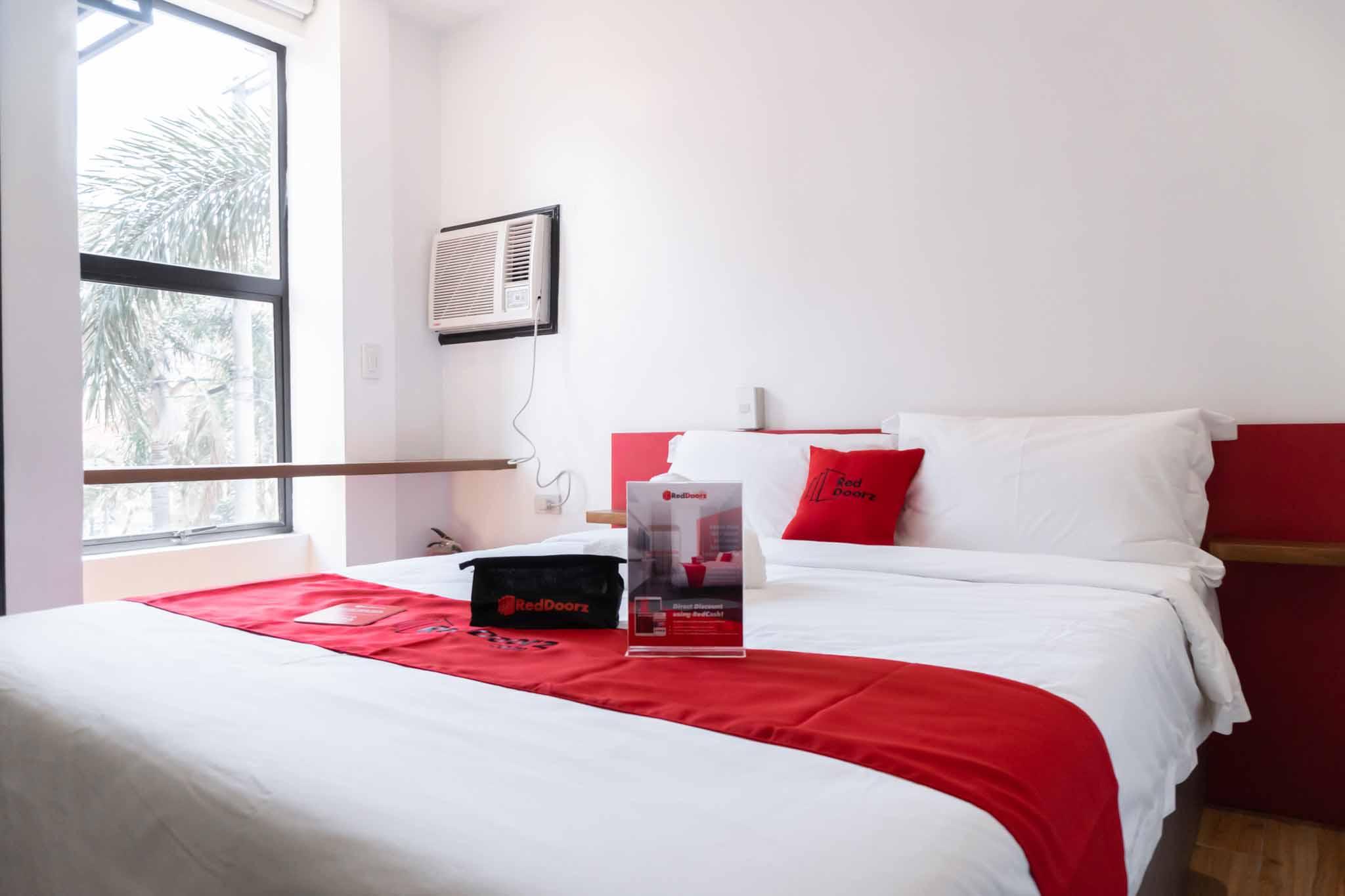 RedDoorz Plus near Bamboo Organ Las Piñas Exterior foto