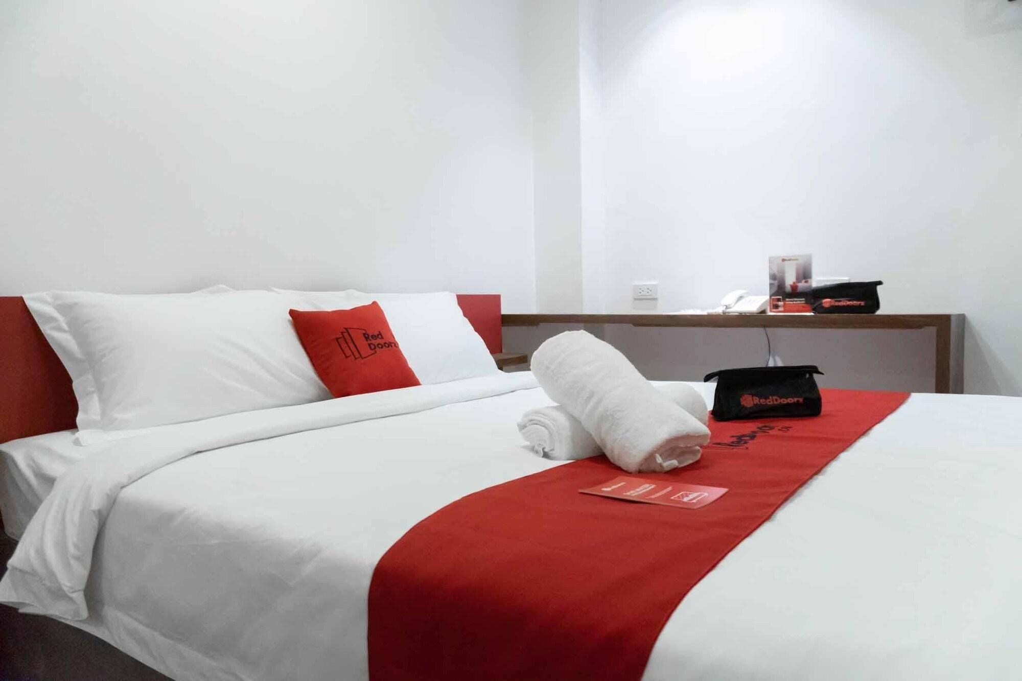RedDoorz Plus near Bamboo Organ Las Piñas Exterior foto