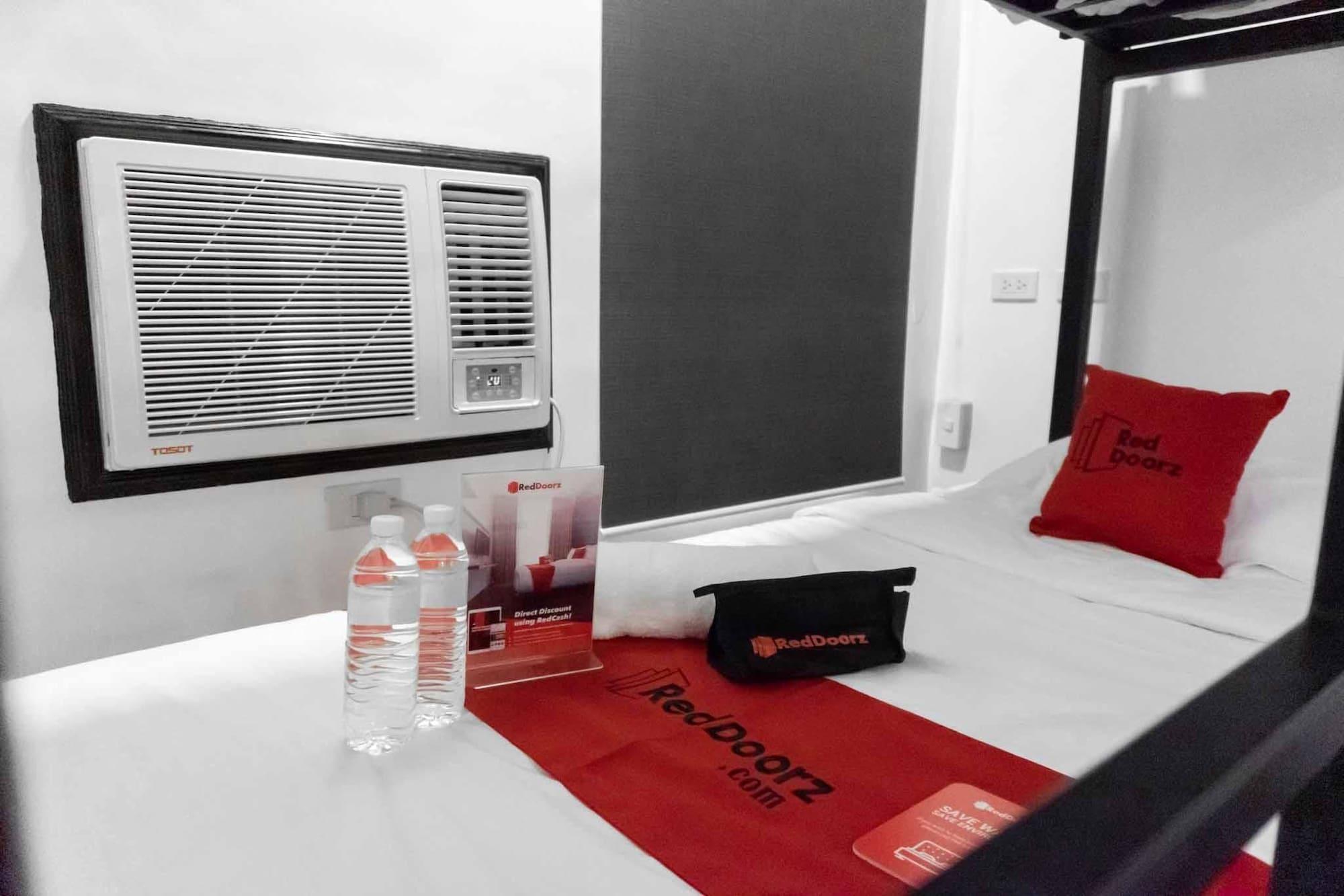 RedDoorz Plus near Bamboo Organ Las Piñas Exterior foto