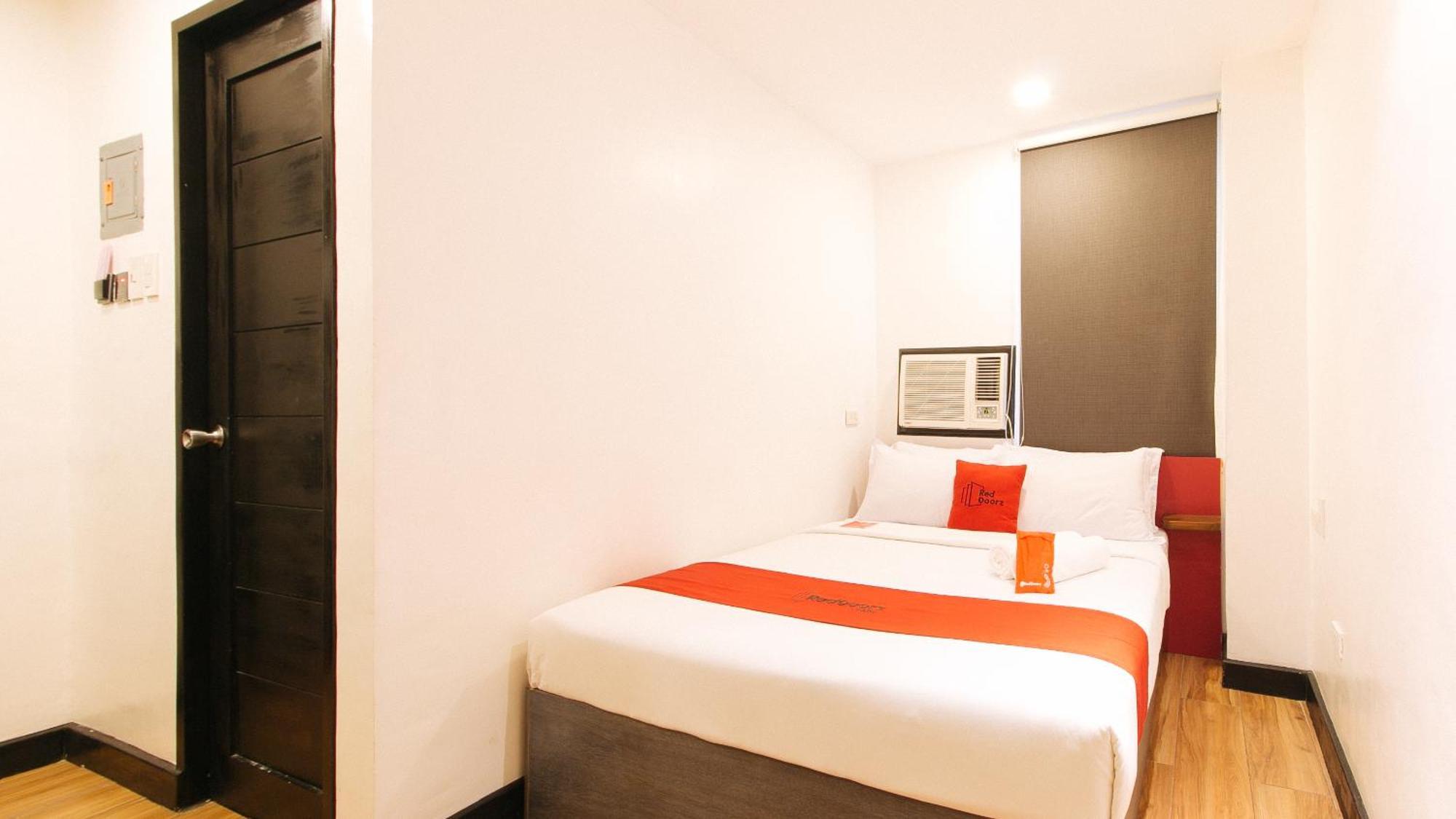 RedDoorz Plus near Bamboo Organ Las Piñas Exterior foto
